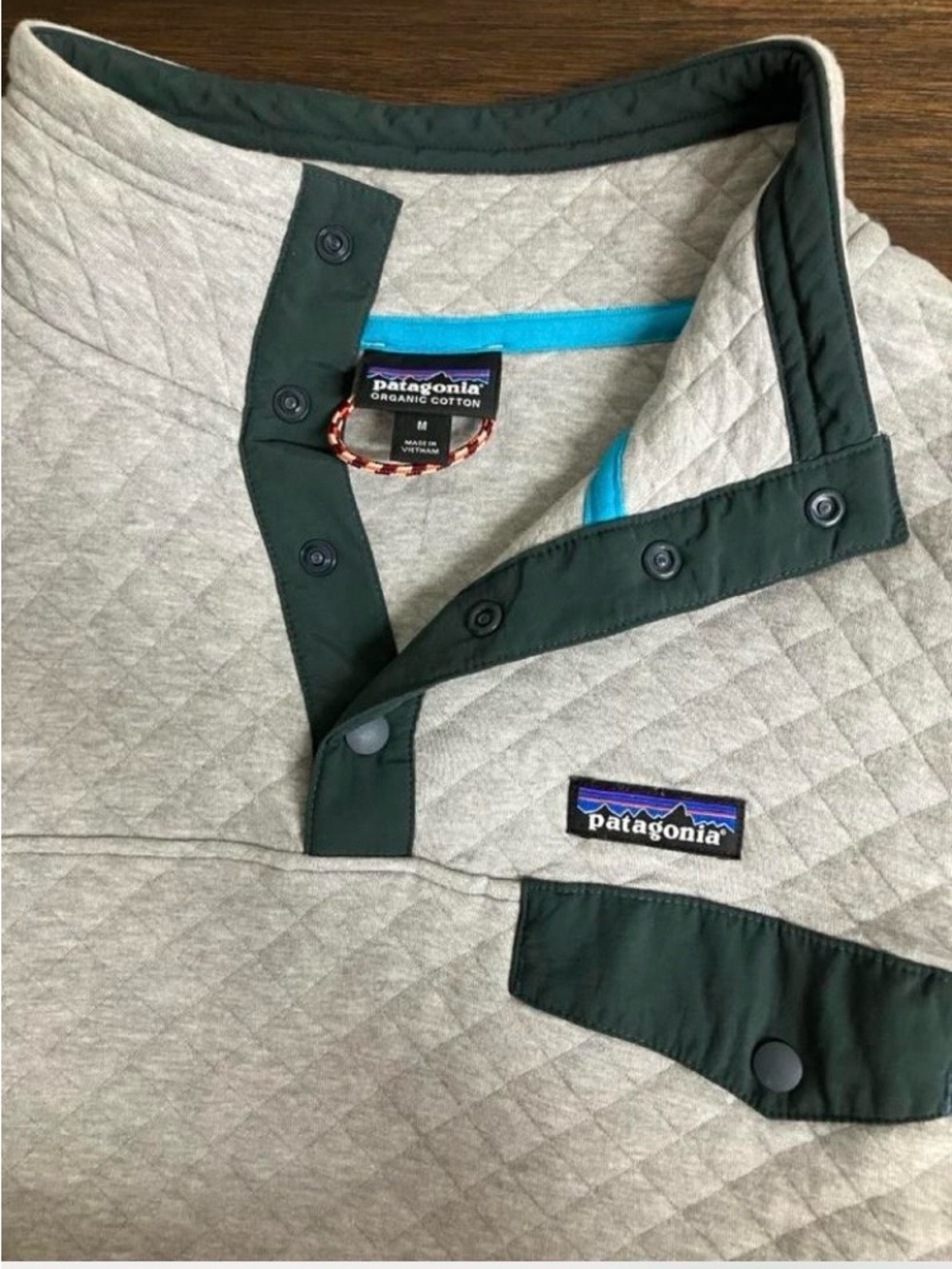 Patagonia Women’s Quilted Pullover Jacket in Light Gray with Forest Trim Size M